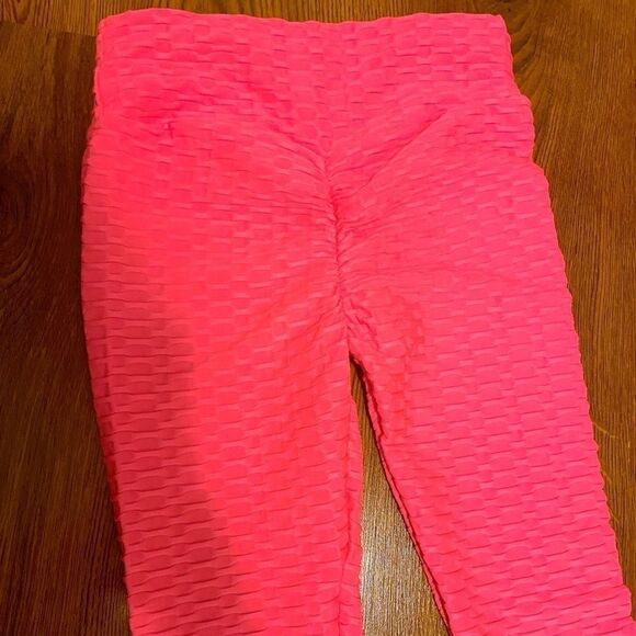 🌷NWOT🌷 Pink Ruched Back TikTok Booty Lift Leggings   - Picture 3 of 4